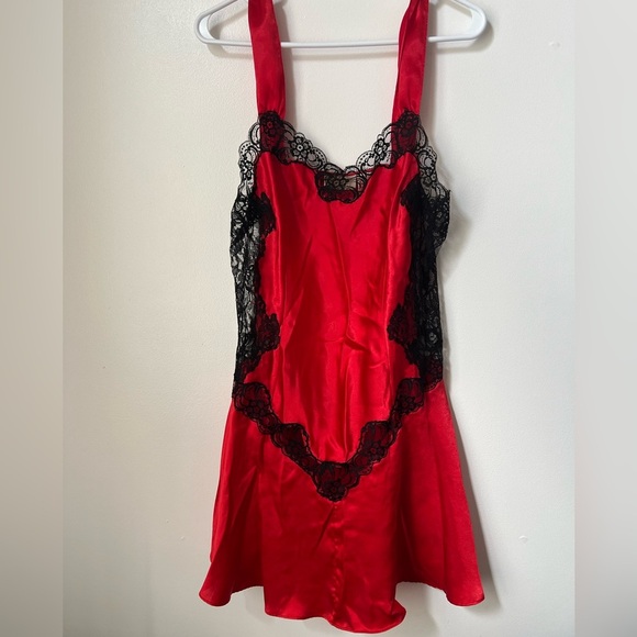 Victoria's Secret Gold Label Vintage Red Satin Black Lace Robe & Chemise Set - Picture 2 of 7